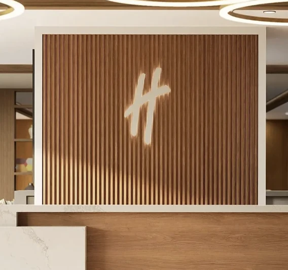 Dřevěný bar pro Holiday Inn