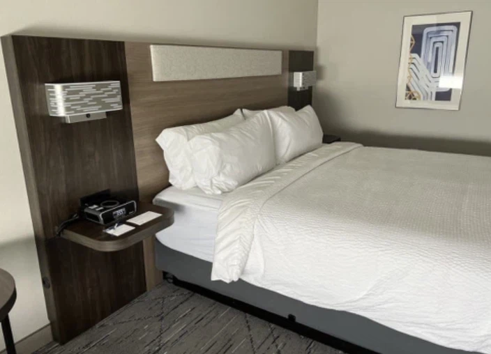Velká manželská postel pro Holiday Inn Express
